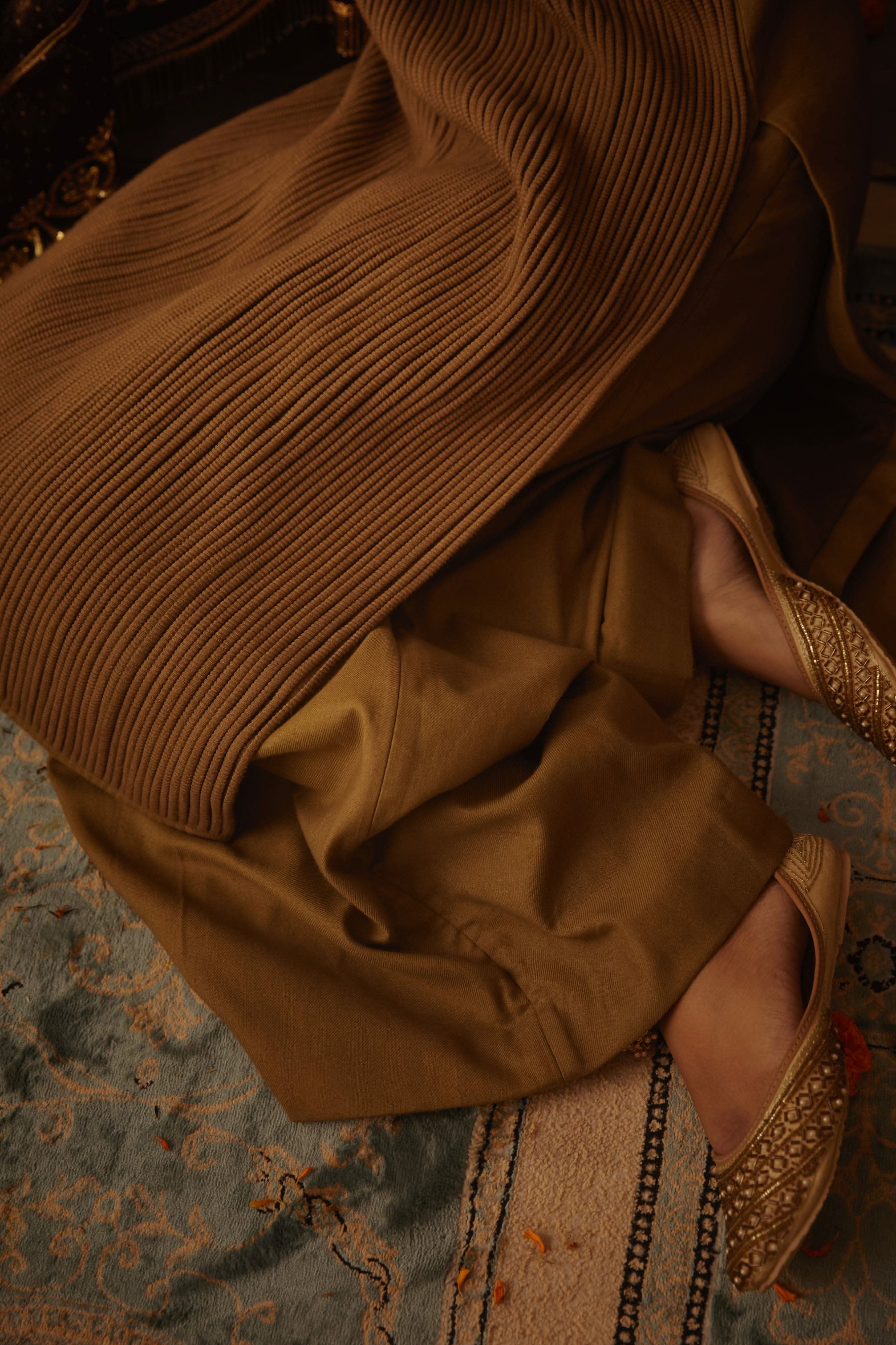Tailored solid pants, a perfect complement to the chic jersey kurta.