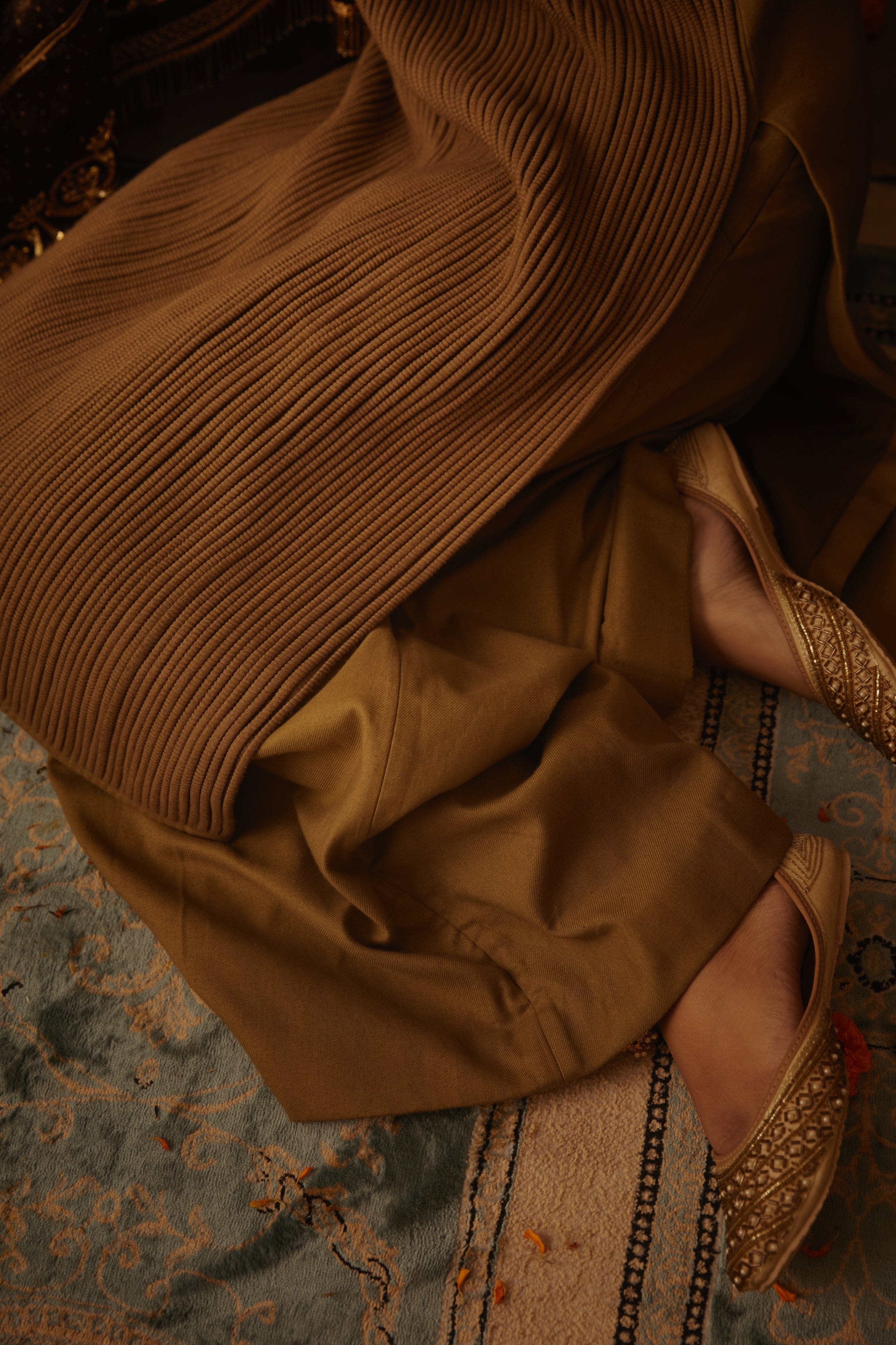 Tailored solid pants, a perfect complement to the chic jersey kurta.