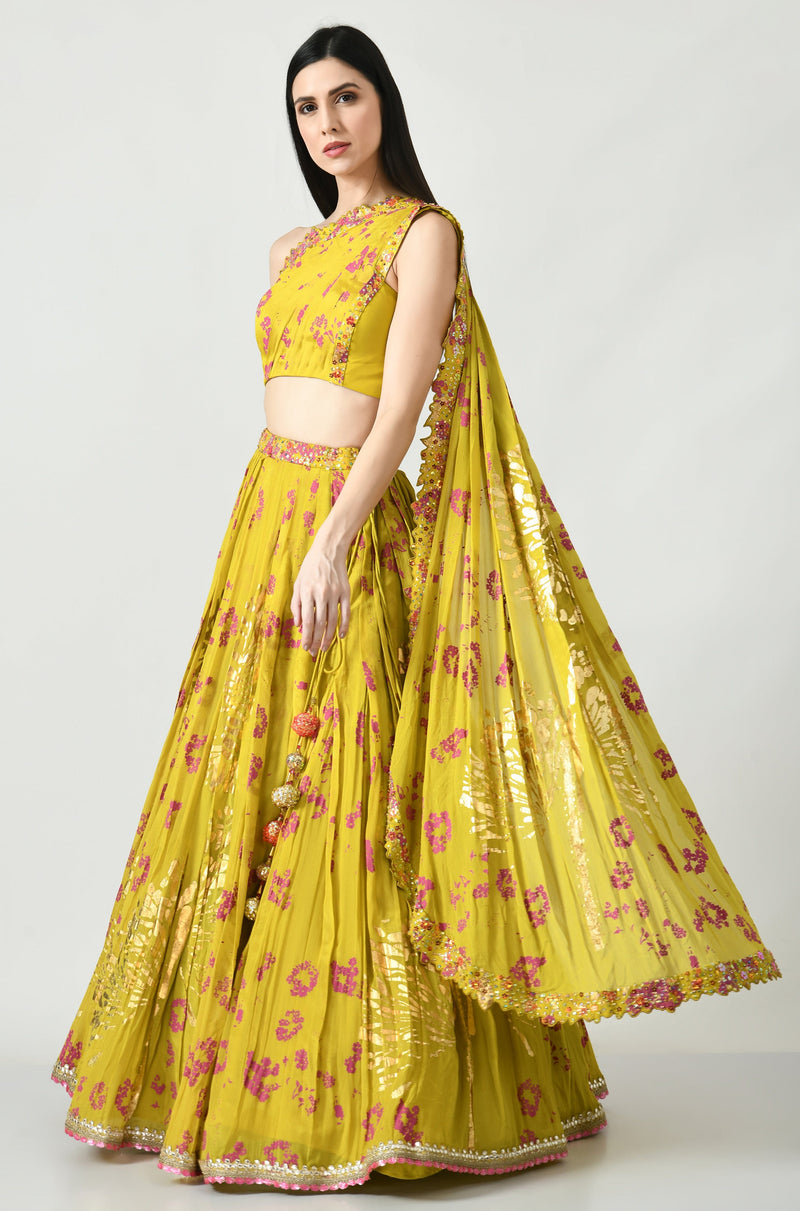 Highlighting the asymmetrical blouse and scallop detailing on the dupatta.